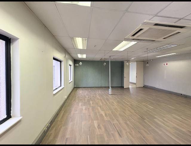 1,880M² OFFICE TO LET IN VORNA VALLEY